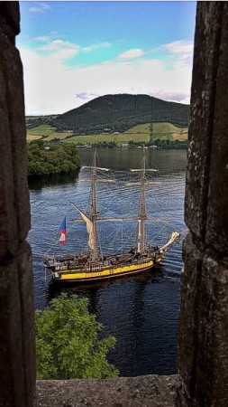 LA GRACE na Loch Ness. Foto z hradu Urquhart. Za třetí vlnou zleva v pozadí plave příšera. Foto: Archiv La Grace.